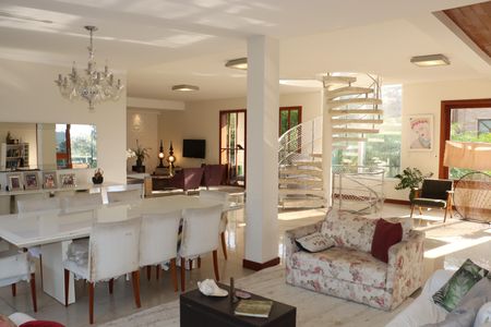 Casa de condomínio para alugar com 458m², 4 quartos e 4 vagasSala