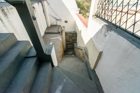 Casa para alugar com 300m², 3 quartos e sem vagaEscada de acesso