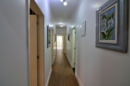 Casa à venda com 300m², 3 quartos e 4 vagasCorredor