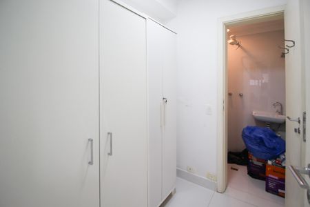 Apartamento à venda com 140m², 3 quartos e 2 vagas Apartamento à venda com 140m², 3 quartos e 2 vagasQuarto de Serviço