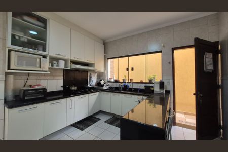 Casa à venda com 215m², 3 quartos e 2 vagas Casa à venda com 215m², 3 quartos e 2 vagasCozinha