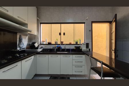 Casa à venda com 215m², 3 quartos e 2 vagas Casa à venda com 215m², 3 quartos e 2 vagasCozinha