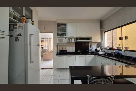 Casa à venda com 215m², 3 quartos e 2 vagas Casa à venda com 215m², 3 quartos e 2 vagasCozinha