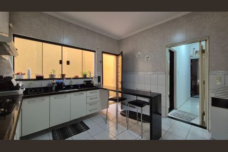 Casa à venda com 215m², 3 quartos e 2 vagas Casa à venda com 215m², 3 quartos e 2 vagasCozinha