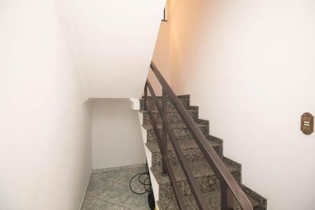 Casa à venda com 236m², 4 quartos e 5 vagas Casa à venda com 236m², 4 quartos e 5 vagasEscada
