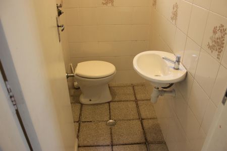 Casa à venda com 400m², 4 quartos e 5 vagasBanheiro da edícula