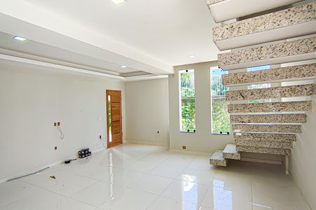 Sala de casa à venda com 4 quartos, 210m² em Taquara, Rio de Janeiro