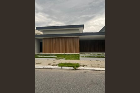 Casa de condomínio para alugar com 297m², 3 quartos e 2 vagas Casa de condomínio para alugar com 297m², 3 quartos e 2 vagasFachada
