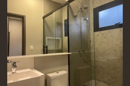 Casa de condomínio para alugar com 297m², 3 quartos e 2 vagas Casa de condomínio para alugar com 297m², 3 quartos e 2 vagasBanheiro da Suíte 2
