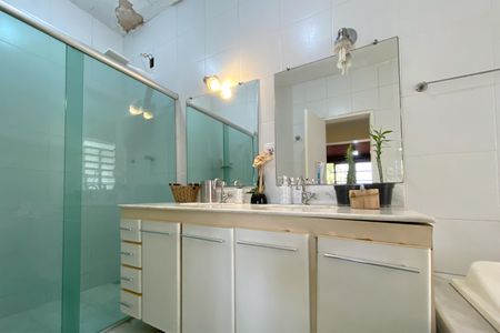 Casa para alugar com 537m², 4 quartos e 3 vagas Casa para alugar com 537m², 4 quartos e 3 vagasBanheiro da Suíte