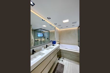 Apartamento à venda com 300m², 4 quartos e 4 vagas Apartamento à venda com 300m², 4 quartos e 4 vagasBanheiro da Suíte 4