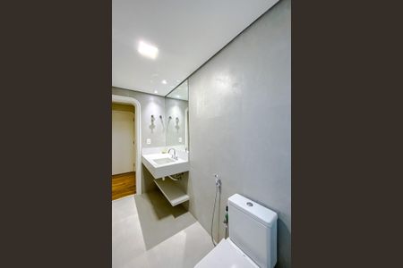 Apartamento à venda com 300m², 4 quartos e 4 vagas Apartamento à venda com 300m², 4 quartos e 4 vagasBanheiro da Suíte 3