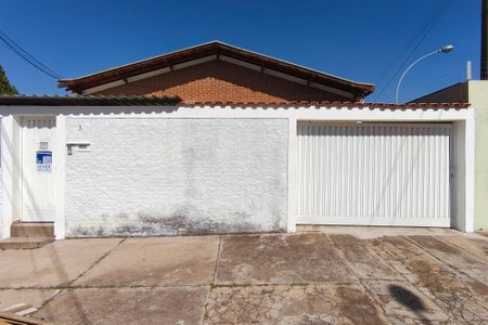 Casa à venda com 225m², 3 quartos e 4 vagas Casa à venda com 225m², 3 quartos e 4 vagasFachada