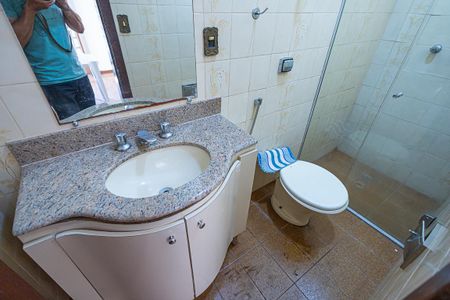 Casa à venda com 453m², 5 quartos e 8 vagas Casa à venda com 453m², 5 quartos e 8 vagasBanheiro da Suite