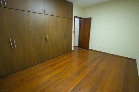 Casa à venda com 453m², 5 quartos e 8 vagas Casa à venda com 453m², 5 quartos e 8 vagasQuarto 2