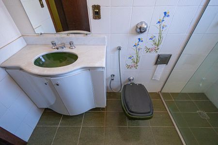 Casa à venda com 453m², 5 quartos e 8 vagas Casa à venda com 453m², 5 quartos e 8 vagasBanheiro