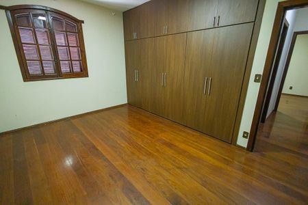 Casa à venda com 453m², 5 quartos e 8 vagas Casa à venda com 453m², 5 quartos e 8 vagasQuarto 2