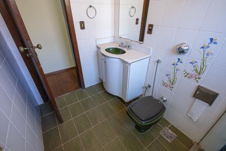 Casa à venda com 453m², 5 quartos e 8 vagas Casa à venda com 453m², 5 quartos e 8 vagasBanheiro