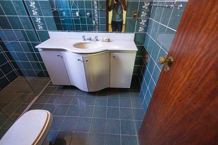 Casa à venda com 453m², 5 quartos e 8 vagas Casa à venda com 453m², 5 quartos e 8 vagasBanheiro da Suite 2