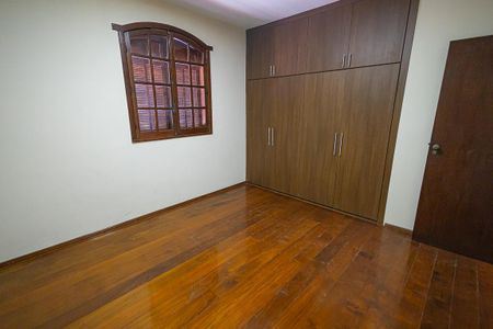 Casa à venda com 453m², 5 quartos e 8 vagas Casa à venda com 453m², 5 quartos e 8 vagasQuarto 1