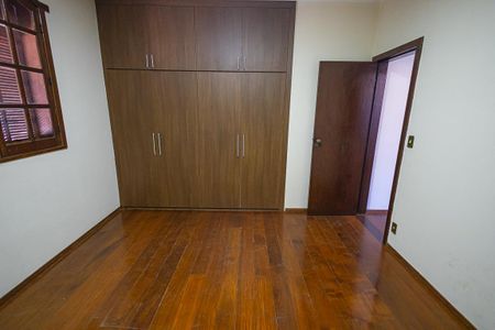 Casa à venda com 453m², 5 quartos e 8 vagas Casa à venda com 453m², 5 quartos e 8 vagasQuarto 1