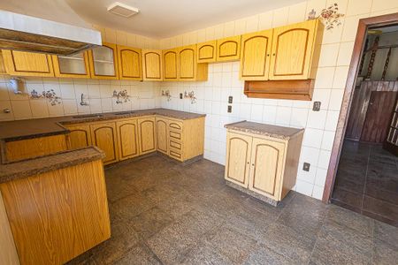 Casa à venda com 453m², 5 quartos e 8 vagas Casa à venda com 453m², 5 quartos e 8 vagasCozinha