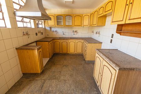 Casa à venda com 453m², 5 quartos e 8 vagas Casa à venda com 453m², 5 quartos e 8 vagasCozinha