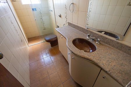 Casa à venda com 453m², 5 quartos e 8 vagas Casa à venda com 453m², 5 quartos e 8 vagasBanheiro 2