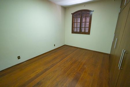 Casa à venda com 453m², 5 quartos e 8 vagas Casa à venda com 453m², 5 quartos e 8 vagasQuarto 2