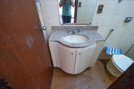 Casa à venda com 453m², 5 quartos e 8 vagas Casa à venda com 453m², 5 quartos e 8 vagasBanheiro da Suite