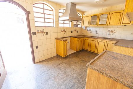 Casa à venda com 453m², 5 quartos e 8 vagas Casa à venda com 453m², 5 quartos e 8 vagasCozinha