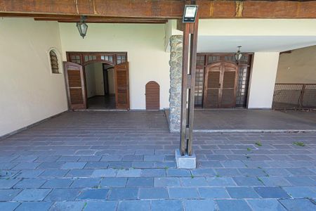 Casa à venda com 453m², 5 quartos e 8 vagas Casa à venda com 453m², 5 quartos e 8 vagasÁrea comum