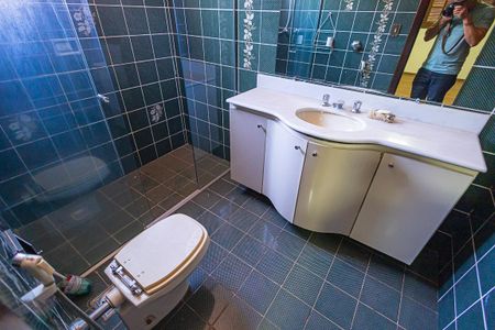 Casa à venda com 453m², 5 quartos e 8 vagas Casa à venda com 453m², 5 quartos e 8 vagasBanheiro da Suite 2