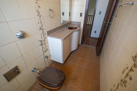 Casa à venda com 453m², 5 quartos e 8 vagas Casa à venda com 453m², 5 quartos e 8 vagasBanheiro 2