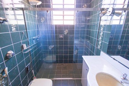 Casa à venda com 453m², 5 quartos e 8 vagas Casa à venda com 453m², 5 quartos e 8 vagasBanheiro da Suite