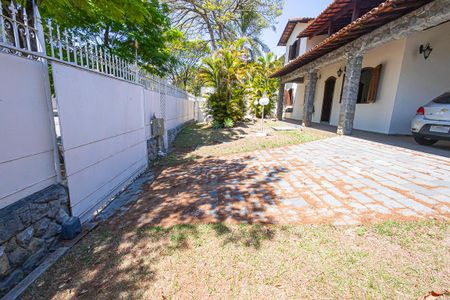 Casa à venda com 453m², 5 quartos e 8 vagas Casa à venda com 453m², 5 quartos e 8 vagasÁrea comum