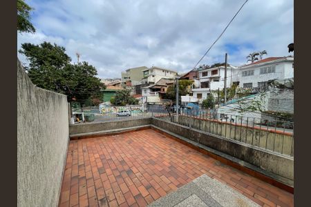 Casa à venda com 145m², 5 quartos e 2 vagas Casa à venda com 145m², 5 quartos e 2 vagasVaranda
