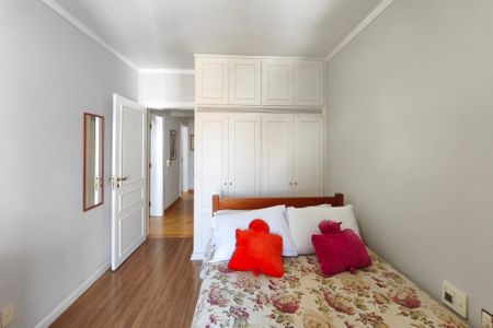 Apartamento à venda com 245m², 5 quartos e 4 vagasQuarto 2