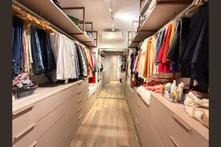 Apartamento à venda com 213m², 3 quartos e 4 vagas Apartamento à venda com 213m², 3 quartos e 4 vagasCloset