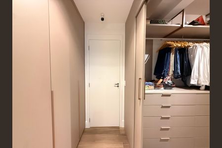 Apartamento à venda com 213m², 3 quartos e 4 vagas Apartamento à venda com 213m², 3 quartos e 4 vagasCloset