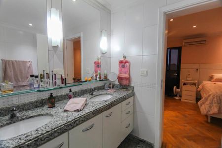 Apartamento à venda com 240m², 4 quartos e 4 vagasBanheiro da Suíte 1