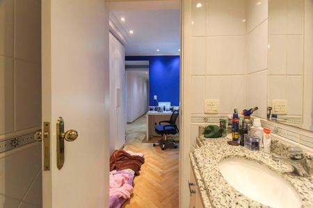 Apartamento à venda com 240m², 4 quartos e 4 vagasBanheiro da Suíte 2