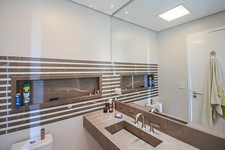 Apartamento à venda com 215m², 3 quartos e 4 vagasBanheiro da Suíte 1