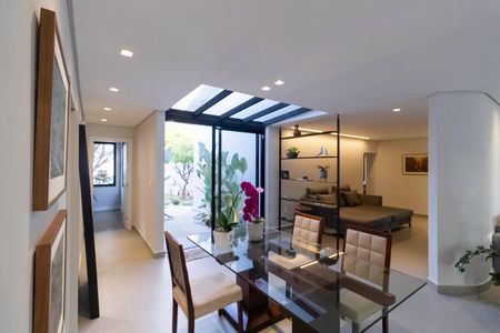 Casa à venda com 1000m², 6 quartos e 6 vagasSala