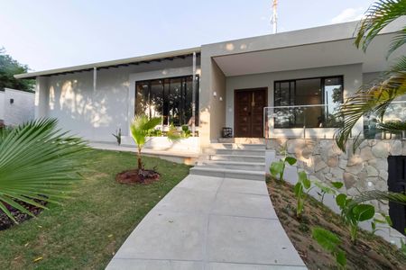 Casa à venda com 1000m², 6 quartos e 6 vagas Casa à venda com 1000m², 6 quartos e 6 vagasEntrada
