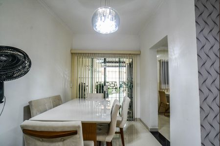 Casa à venda com 205m², 3 quartos e 3 vagas Casa à venda com 205m², 3 quartos e 3 vagasSala