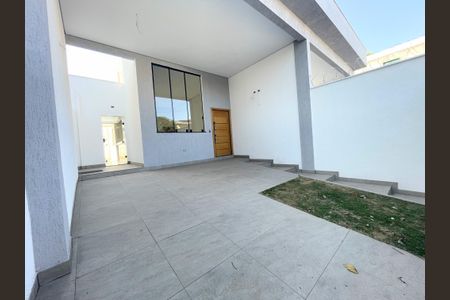 Casa à venda com 130m², 3 quartos e 2 vagasFachada