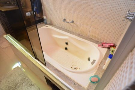 Casa à venda com 350m², 4 quartos e 2 vagasBanheiro da suíte