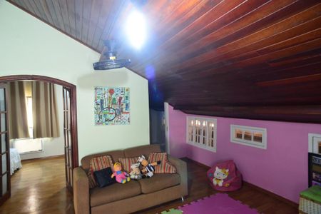 Casa à venda com 350m², 4 quartos e 2 vagasSótão