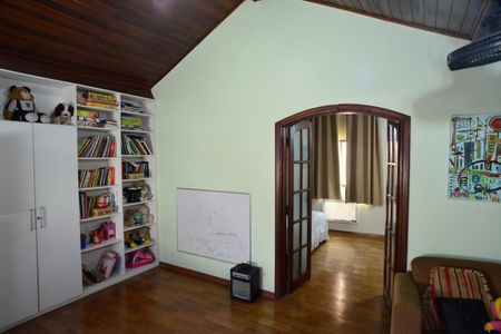 Casa à venda com 350m², 4 quartos e 2 vagasSótão